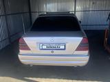 Mercedes-Benz C 180 1995 годаfor1 900 000 тг. в Семей – фото 3