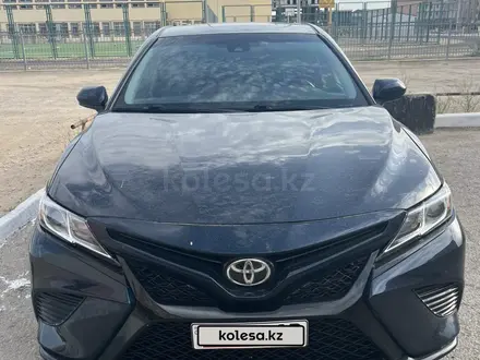 Toyota Camry 2018 года за 9 390 000 тг. в Актау