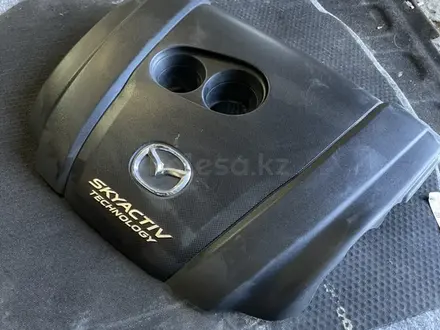 Декоротивная крышка даигателя mazda3 bm 2016 за 18 000 тг. в Караганда – фото 3
