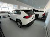 Toyota RAV4 2021 года за 18 500 000 тг. в Актау – фото 3