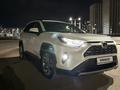 Toyota RAV4 2022 года за 18 500 000 тг. в Астана – фото 2