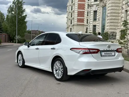 Toyota Camry 2019 года за 14 900 000 тг. в Астана – фото 4
