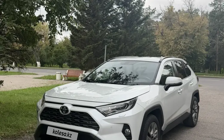 Toyota RAV4 2021 года за 14 000 000 тг. в Павлодар