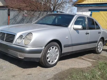 Mercedes-Benz E 200 1998 года за 2 600 000 тг. в Петропавловск – фото 2