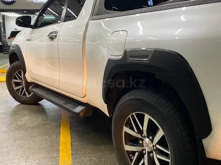 Пороги наружние (подножки) для Toyota HILUX 2015-2023 за 120 000 тг. в Алматы