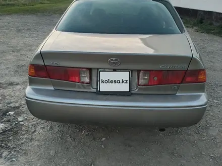 Toyota Camry 2000 года за 3 500 000 тг. в Усть-Каменогорск – фото 2