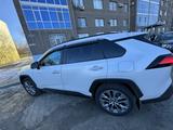 Toyota RAV4 2021 года за 18 000 000 тг. в Актобе – фото 2