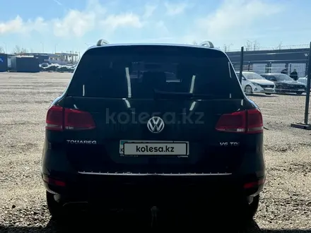 Volkswagen Touareg 2011 года за 6 507 900 тг. в Астана – фото 2