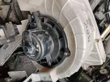 Моторчик вентилятор печки Королла Corolla E120 за 20 000 тг. в Алматы – фото 2