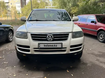 Volkswagen Touareg 2005 года за 3 600 000 тг. в Караганда – фото 2