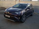 Toyota RAV4 2017 года за 8 300 000 тг. в Атырау