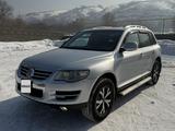 Volkswagen Touareg 2008 года за 6 300 000 тг. в Алматы – фото 2