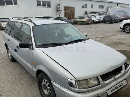 Volkswagen Passat 1995 года за 1 500 000 тг. в Атырау – фото 4