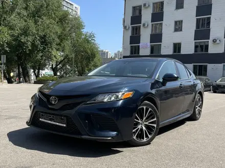 Toyota Camry 2018 года за 11 500 000 тг. в Алматы – фото 2