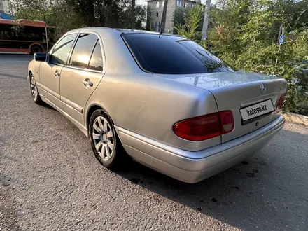 Mercedes-Benz E 230 1998 года за 3 200 000 тг. в Актобе – фото 5