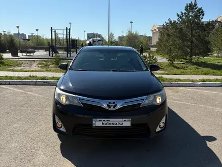 Toyota Camry 2013 года за 7 100 000 тг. в Уральск – фото 2