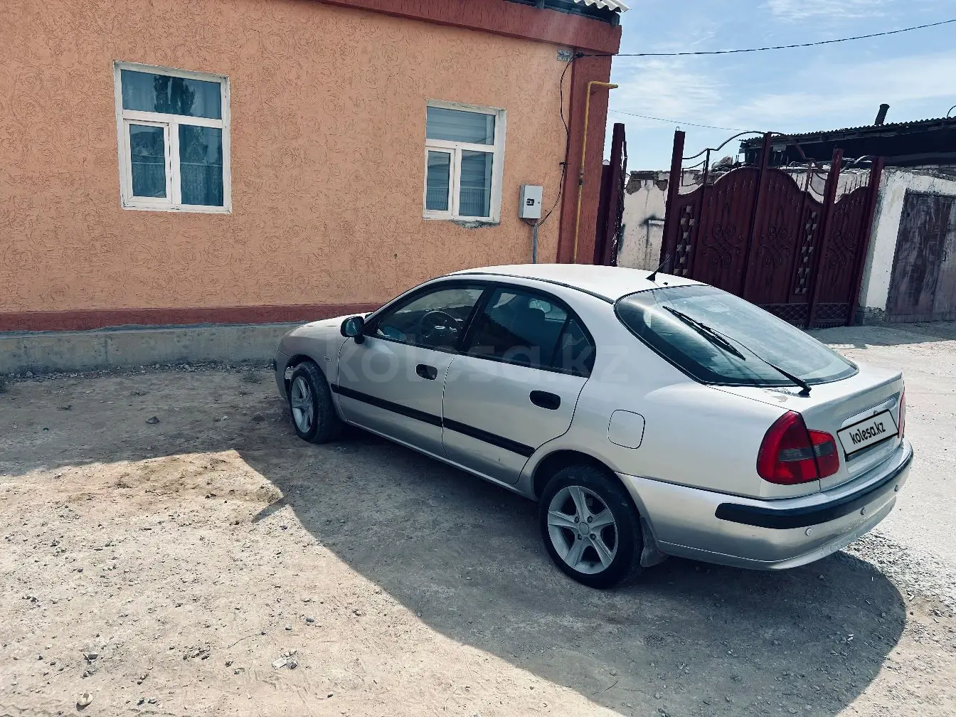 Mitsubishi Carisma, 2001