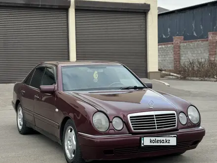 Mercedes-Benz E 320 1997 года за 2 600 000 тг. в Алматы – фото 3