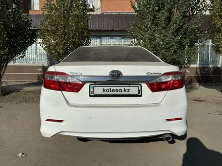 Toyota Camry 2013 года за 9 500 000 тг. в Актобе – фото 2