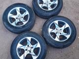 Комплект колес R13 (175/70) в наличии 5 штук, покрышки практически новые за 75 000 тг. в Уральск