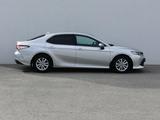 Toyota Camry 2021 года за 11 900 000 тг. в Атырау – фото 4