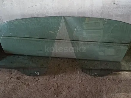 Стекло дверные левое правое передние задние е39 за 10 000 тг. в Алматы