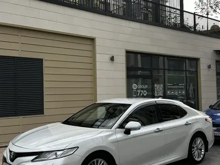 Toyota Camry 2018 года за 12 500 000 тг. в Алматы – фото 2
