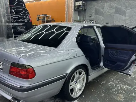 BMW 740 1998 года за 4 500 000 тг. в Астана