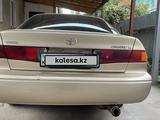 Toyota Camry 2000 годаfor3 100 000 тг. в Шымкент – фото 3