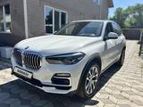 BMW X5 2019 года за 36 000 000 тг. в Алматы – фото 2
