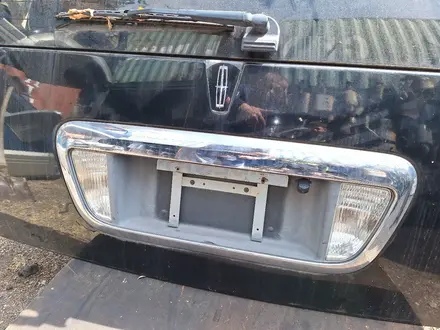 Дверь багажника линкольн за 90 000 тг. в Алматы – фото 2