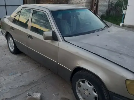 Mercedes-Benz E 260 1990 года за 1 500 000 тг. в Семей – фото 2