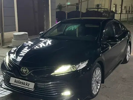 Toyota Camry 2018 года за 11 800 000 тг. в Жанаозен – фото 3