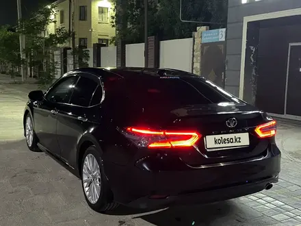 Toyota Camry 2018 года за 11 800 000 тг. в Жанаозен – фото 2