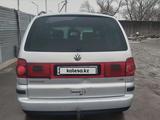 Volkswagen Sharan 2001 года за 2 500 000 тг. в Алматы – фото 2