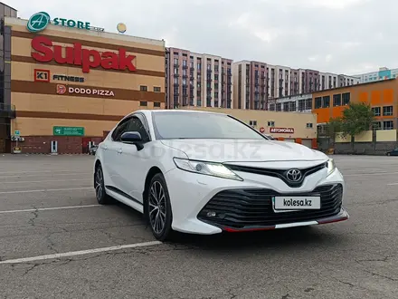 Toyota Camry 2020 года за 13 300 000 тг. в Алматы – фото 2
