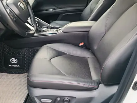 Toyota Camry 2020 года за 13 300 000 тг. в Алматы – фото 16