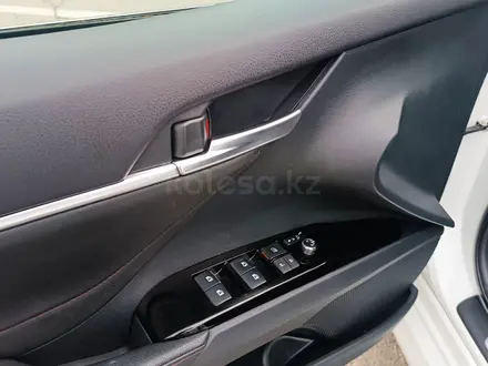 Toyota Camry 2020 года за 13 300 000 тг. в Алматы – фото 19
