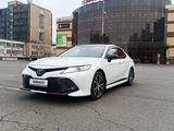 Toyota Camry 2020 года за 13 300 000 тг. в Алматы