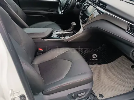 Toyota Camry 2020 года за 13 300 000 тг. в Алматы – фото 22