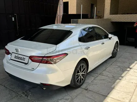 Toyota Camry 2022 года за 23 000 000 тг. в Тараз – фото 2