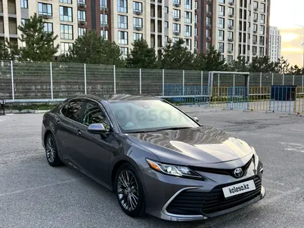 Toyota Camry 2021 года за 11 350 000 тг. в Шымкент – фото 2