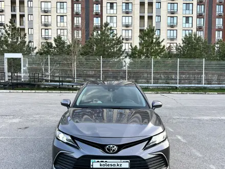 Toyota Camry 2021 года за 11 350 000 тг. в Шымкент