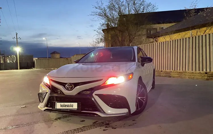 Toyota Camry 2019 года за 8 200 000 тг. в Атырау