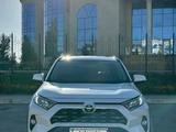 Toyota RAV4 2020 года за 14 900 000 тг. в Актобе – фото 2