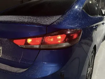 Hyundai Elantra 2017 года за 3 900 000 тг. в Атырау – фото 4