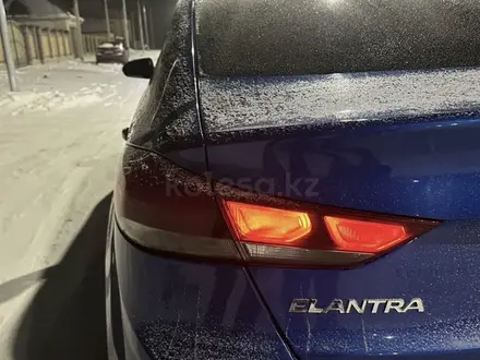 Hyundai Elantra 2017 года за 3 900 000 тг. в Атырау – фото 2
