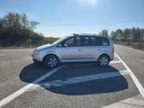 Volkswagen Touran 2005 года за 3 000 000 тг. в Петропавловск – фото 2
