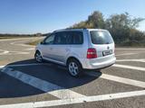 Volkswagen Touran 2005 года за 3 000 000 тг. в Петропавловск – фото 4