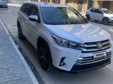 Toyota Highlander 2018 года за 11 000 000 тг. в Атырау – фото 2